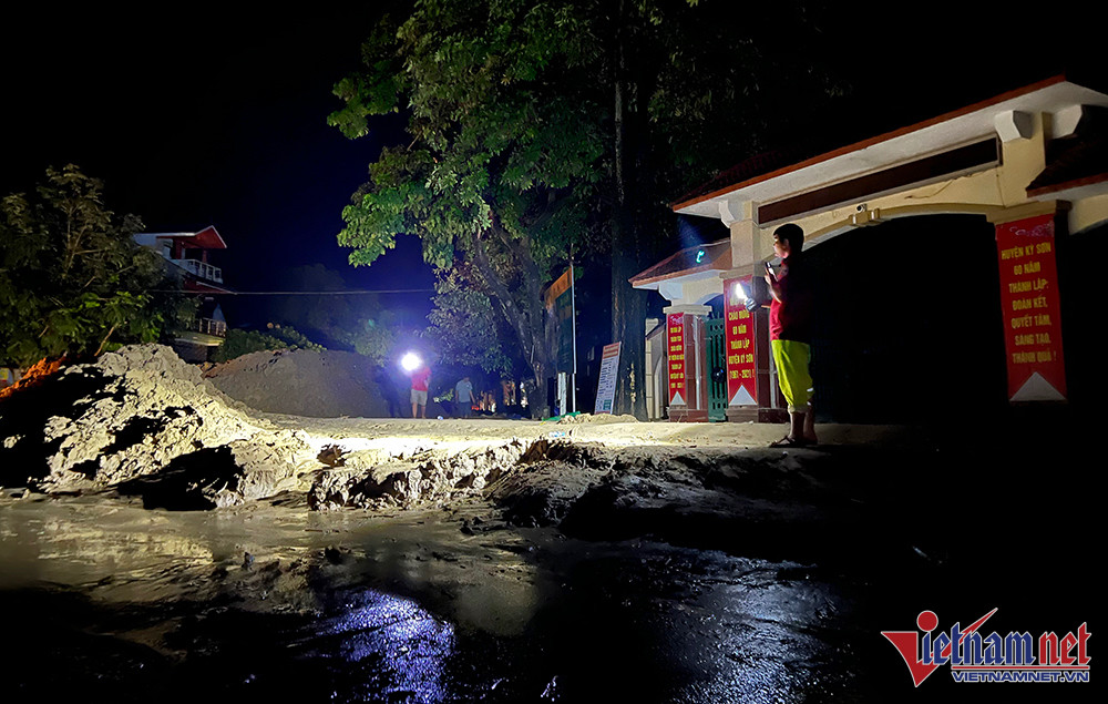 Nghệ An: Xuyên đêm dọn bùn đất sau trận lũ quét lớn nhất 20 năm qua