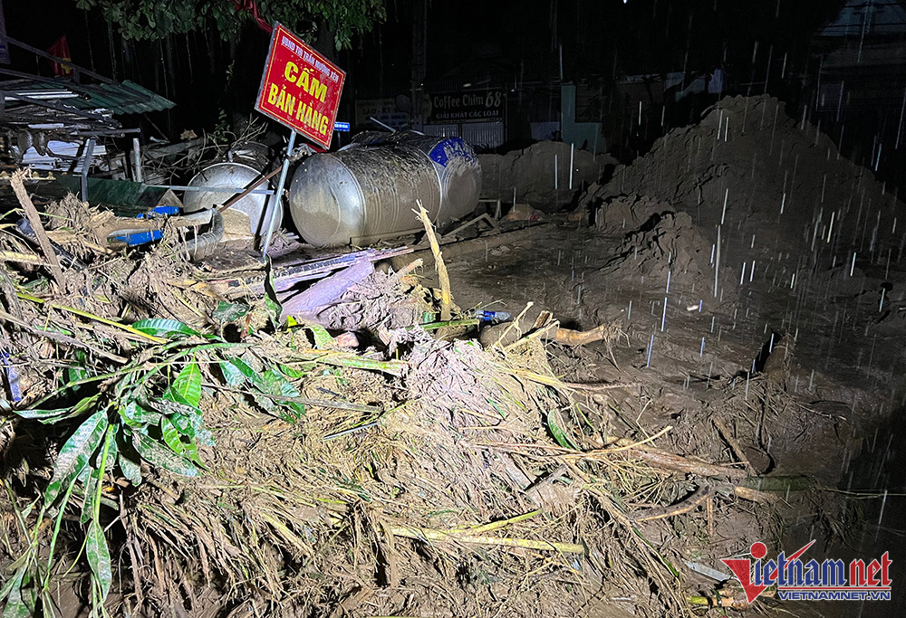 Nghệ An: Xuyên đêm dọn bùn đất sau trận lũ quét lớn nhất 20 năm qua