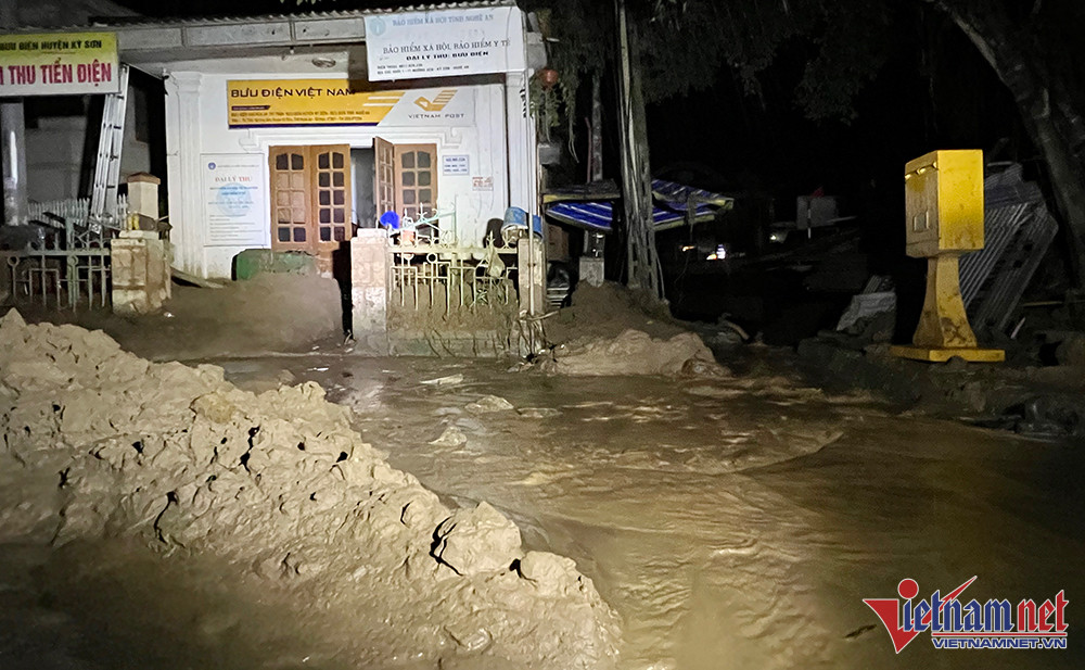 Nghệ An: Xuyên đêm dọn bùn đất sau trận lũ quét lớn nhất 20 năm qua