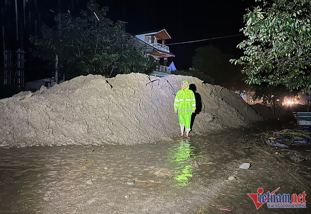 Nghệ An: Xuyên đêm dọn bùn đất sau trận lũ quét lớn nhất 20 năm qua