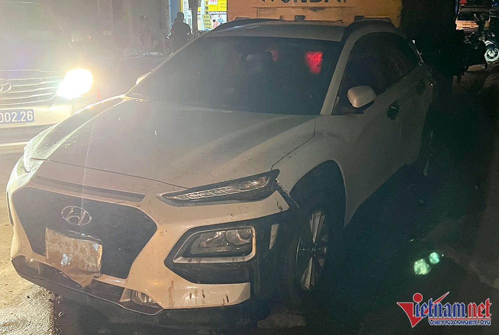 Nghệ An: Xuyên đêm dọn bùn đất sau trận lũ quét lớn nhất 20 năm qua