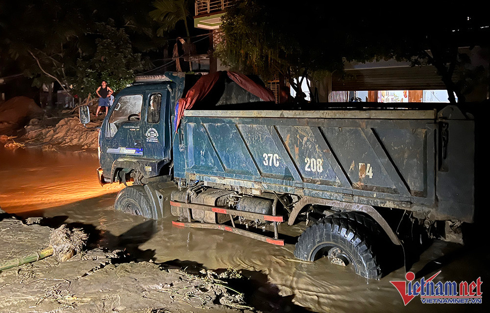 Nghệ An: Xuyên đêm dọn bùn đất sau trận lũ quét lớn nhất 20 năm qua