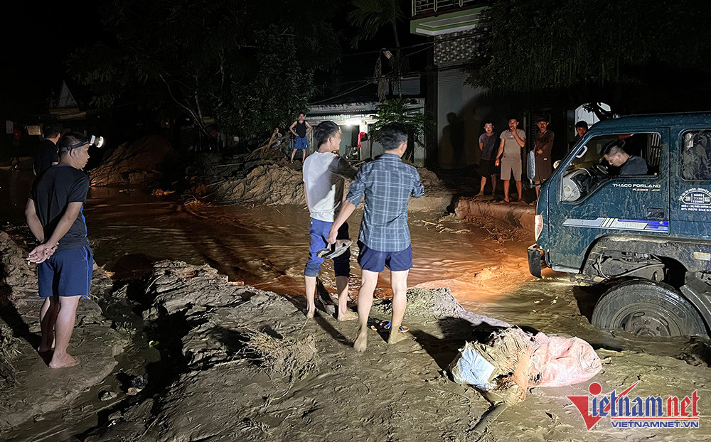 Nghệ An: Xuyên đêm dọn bùn đất sau trận lũ quét lớn nhất 20 năm qua