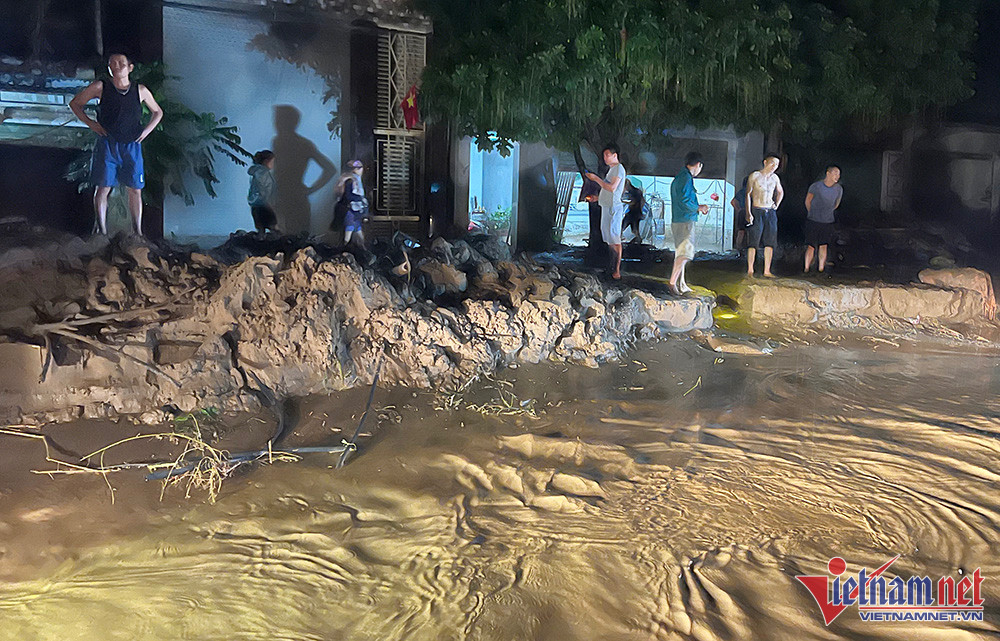 Nghệ An: Xuyên đêm dọn bùn đất sau trận lũ quét lớn nhất 20 năm qua