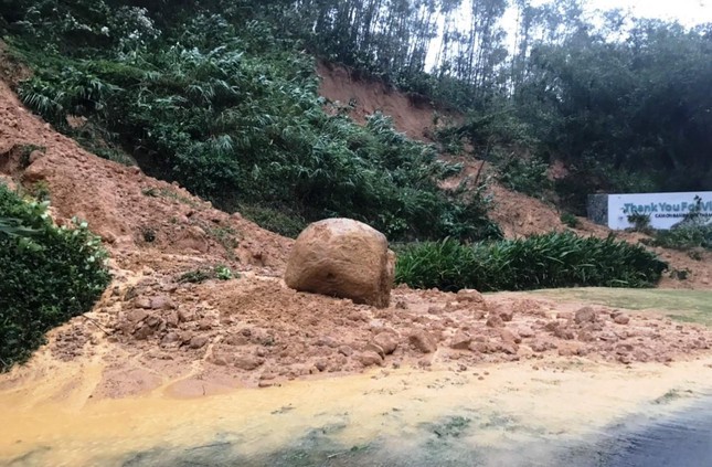 Mưa rất lớn, đường vào khu du lịch Laguna, tuyến QL 49B tái diễn sạt lở nặng