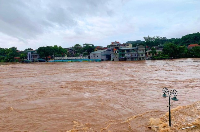 Mưa lũ khiến nhiều địa phương ở Quảng Ninh bị chia cắt, chìm trong biển nước