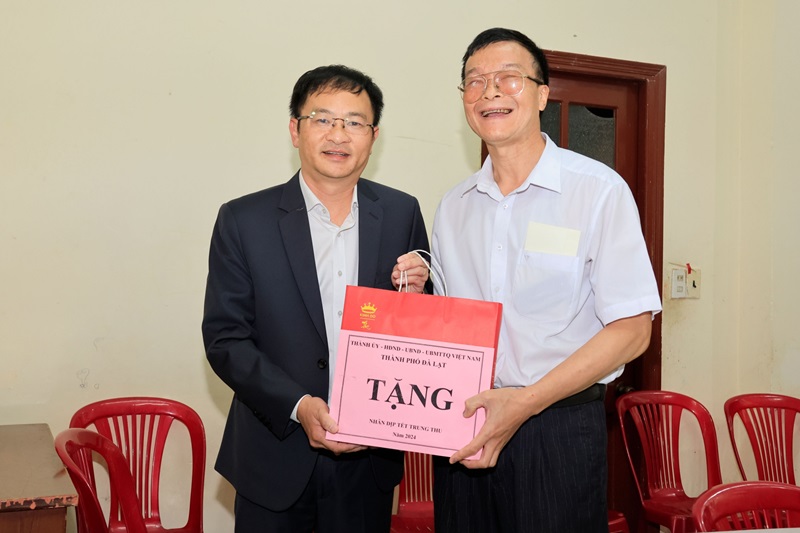 Chủ tịch UBND tỉnh Lâm Đồng thăm và tặng quà trẻ em khuyết tật