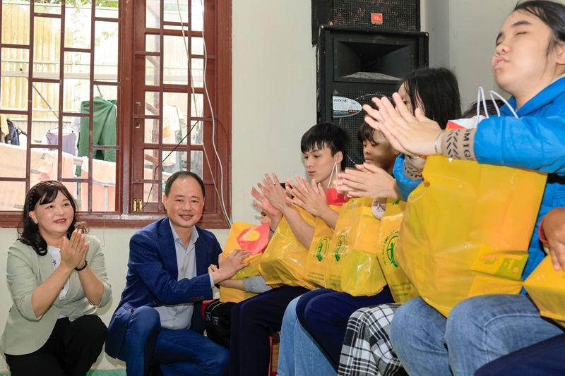 Chủ tịch UBND tỉnh Lâm Đồng thăm và tặng quà trẻ em khuyết tật