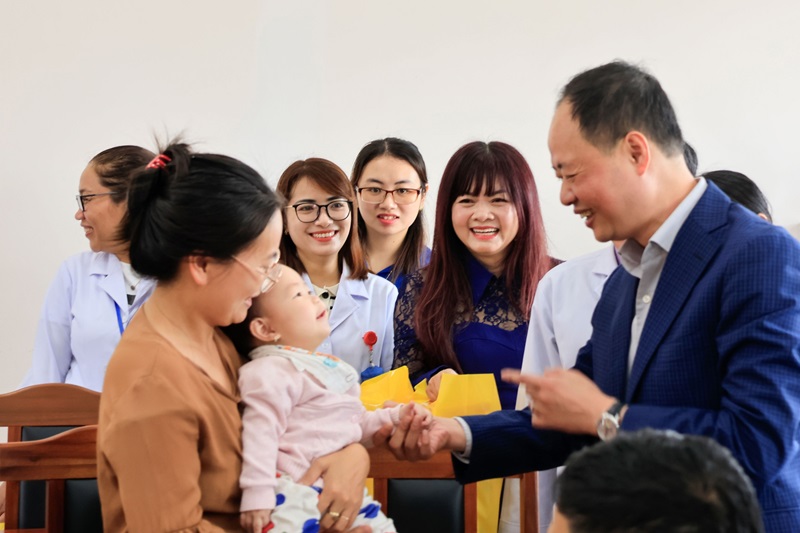 Chủ tịch UBND tỉnh Lâm Đồng thăm và tặng quà trẻ em khuyết tật