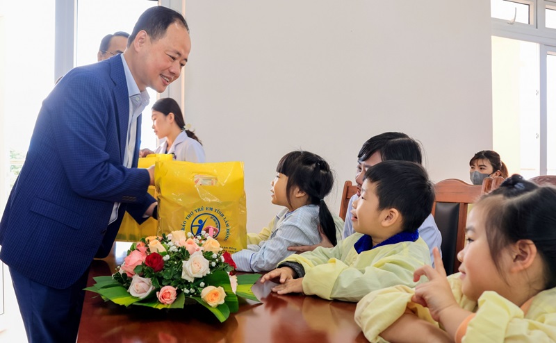 Chủ tịch UBND tỉnh Lâm Đồng thăm và tặng quà trẻ em khuyết tật