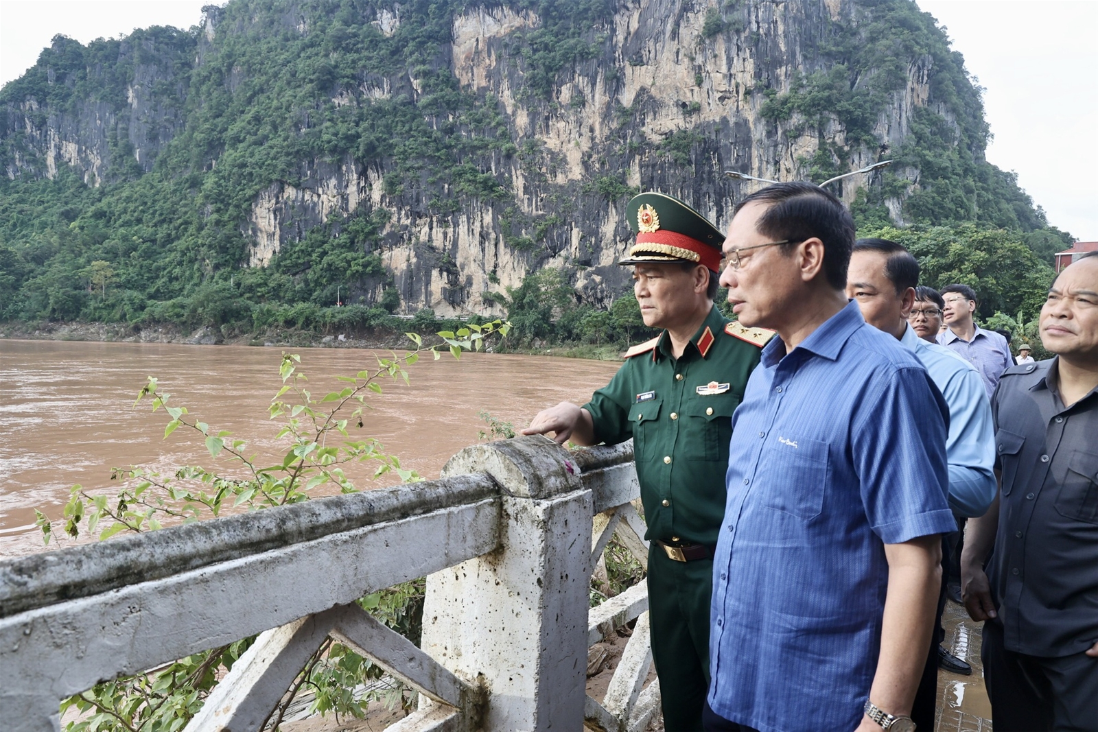 Phó Thủ tướng Bùi Thanh Sơn thị sát công tác ứng phó mưa lũ, thăm bà con tại 2 huyện bị ngập lụt tại Lạng Sơn