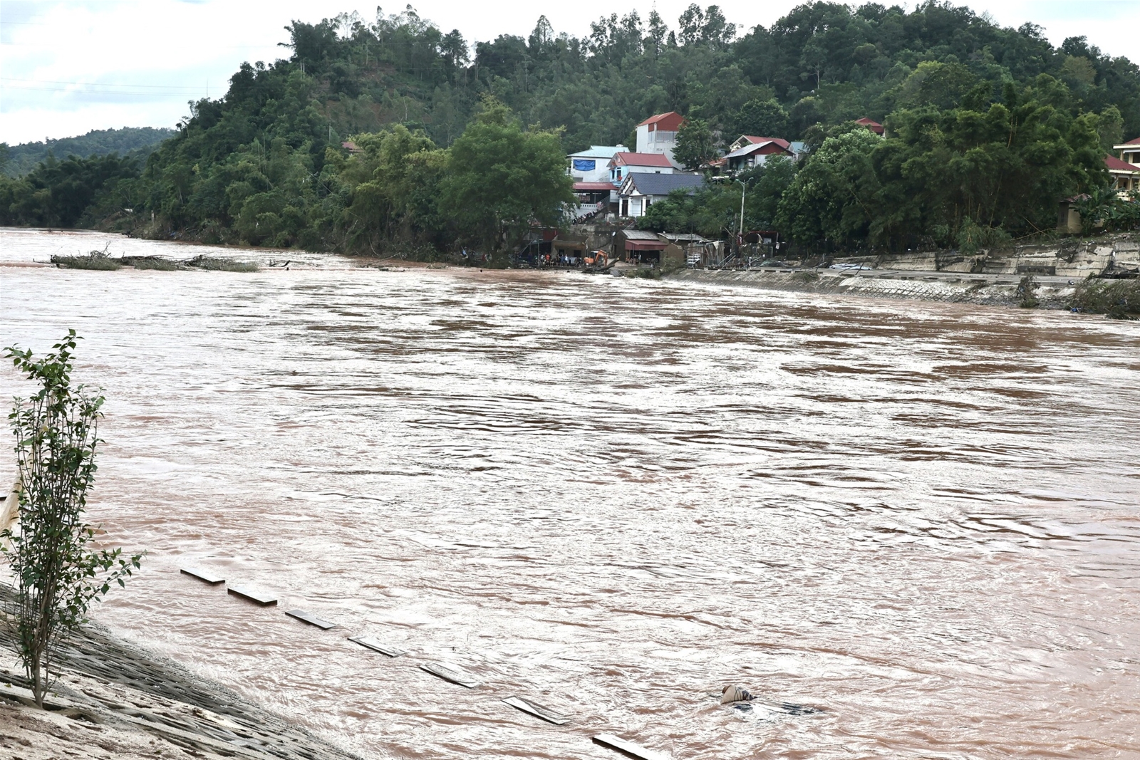 Phó Thủ tướng Bùi Thanh Sơn thị sát công tác ứng phó mưa lũ, thăm bà con tại 2 huyện bị ngập lụt tại Lạng Sơn