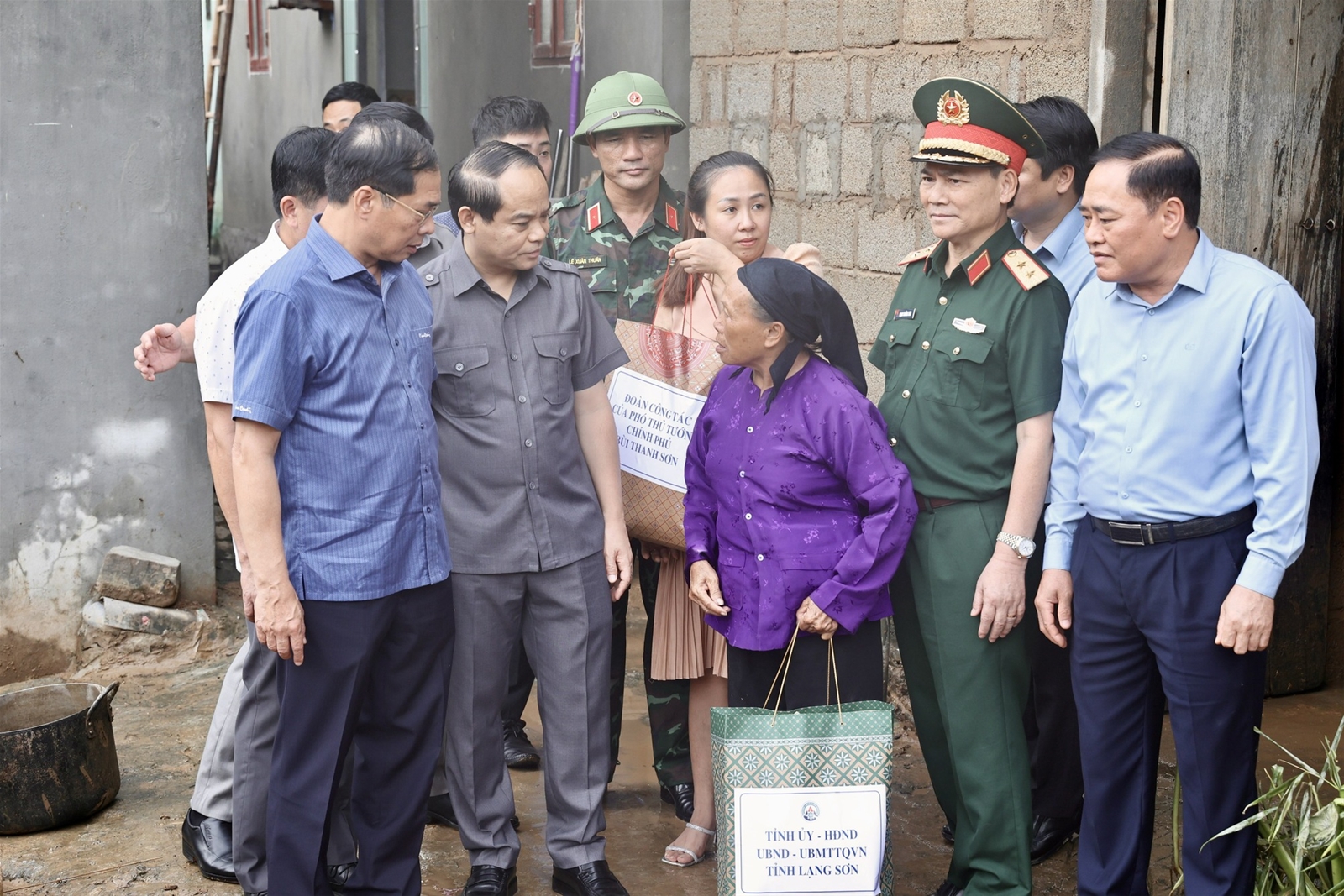 Phó Thủ tướng Bùi Thanh Sơn thị sát công tác ứng phó mưa lũ, thăm bà con tại 2 huyện bị ngập lụt tại Lạng Sơn