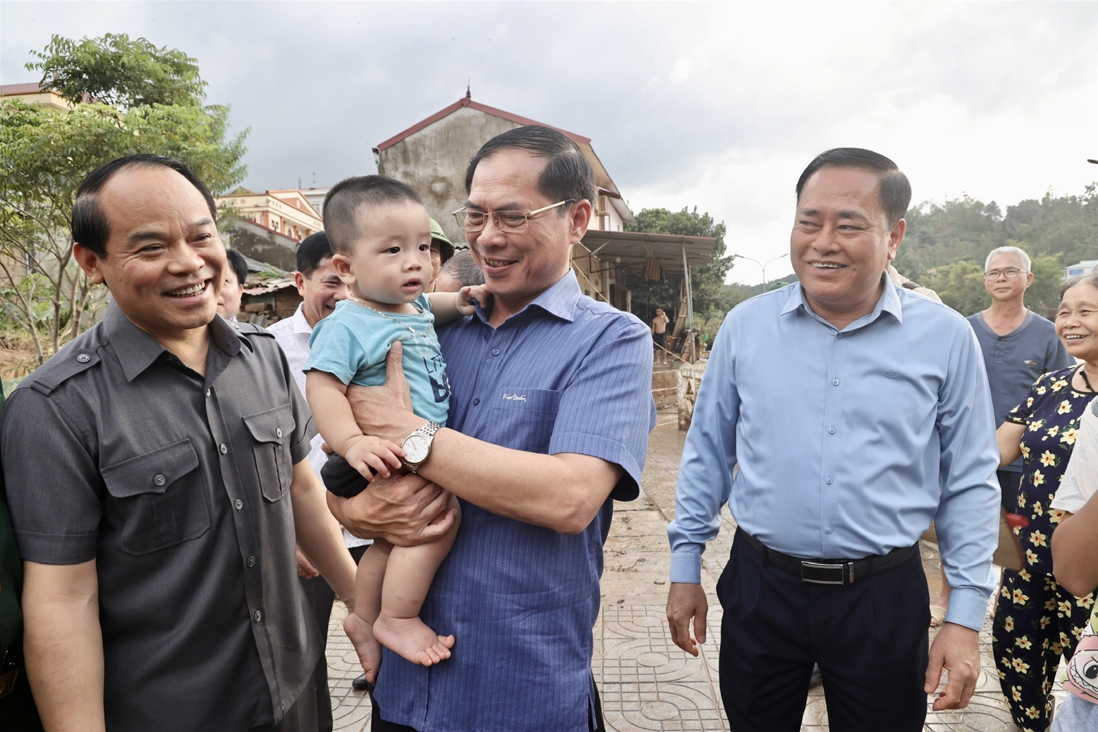 Phó Thủ tướng Bùi Thanh Sơn thị sát công tác ứng phó mưa lũ, thăm bà con tại 2 huyện bị ngập lụt tại Lạng Sơn