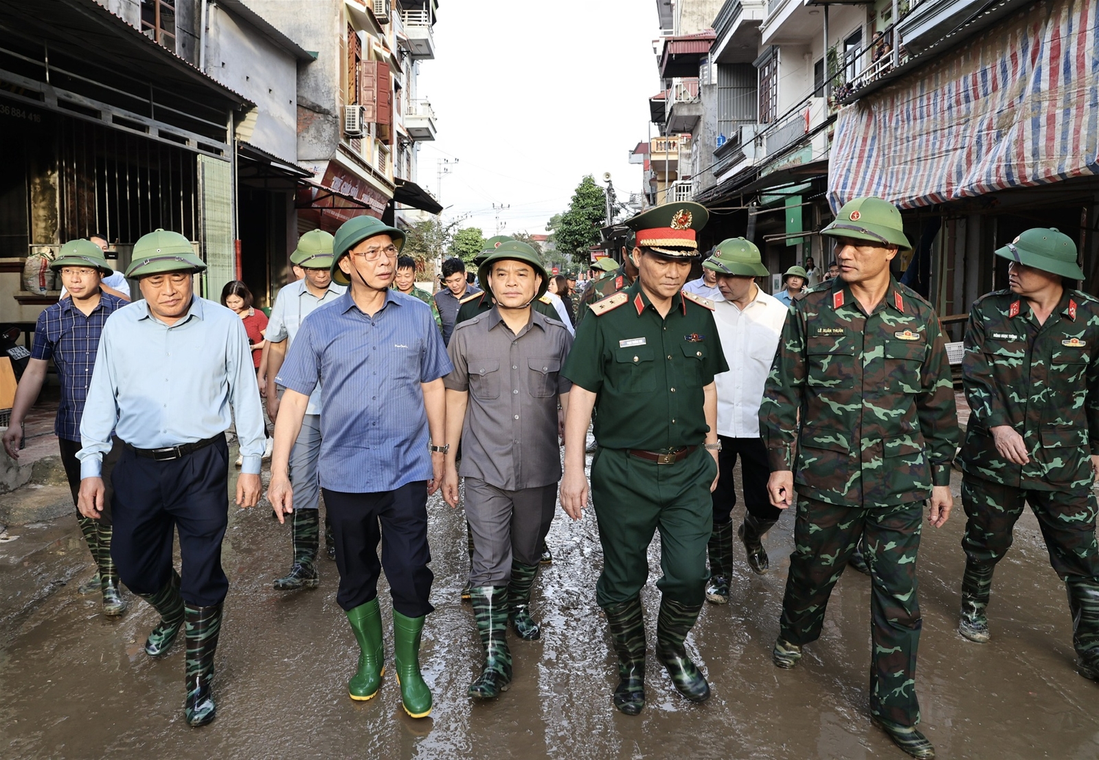 Phó Thủ tướng Bùi Thanh Sơn thị sát công tác ứng phó mưa lũ, thăm bà con tại 2 huyện bị ngập lụt tại Lạng Sơn