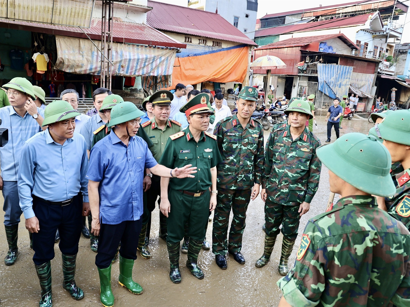 Phó Thủ tướng Bùi Thanh Sơn thị sát công tác ứng phó mưa lũ, thăm bà con tại 2 huyện bị ngập lụt tại Lạng Sơn