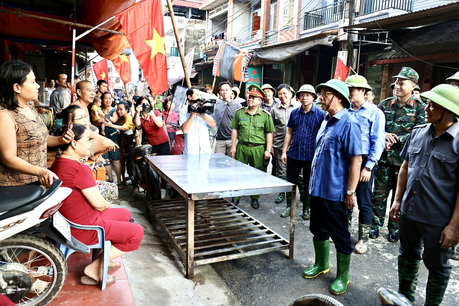 Phó Thủ tướng Bùi Thanh Sơn thị sát công tác ứng phó mưa lũ, thăm bà con tại 2 huyện bị ngập lụt tại Lạng Sơn