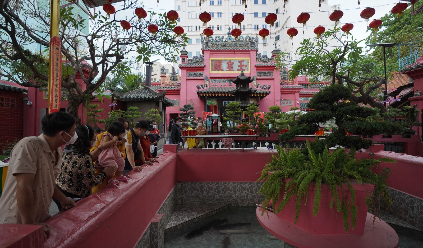 Người dân đi lễ chùa cầu bình an trong ngày mùng 1 Tết