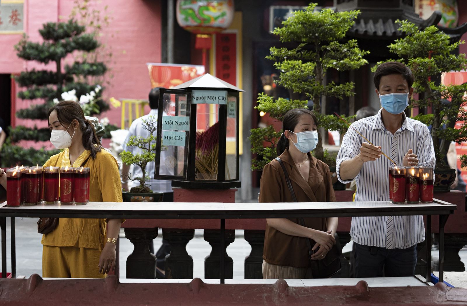 Người dân đi lễ chùa cầu bình an trong ngày mùng 1 Tết