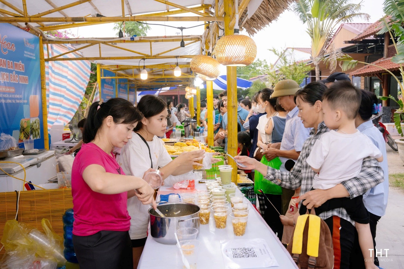 Liên hoan bánh dân gian ba miền và kết nối du lịch Bắc Ninh: 'Tưởng không đông mà đông không tưởng'