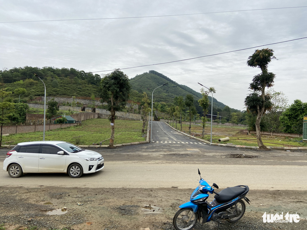 Tách thửa, phân lô đất nông thôn rồi để hoang phế ở ngoại thành Hà Nội