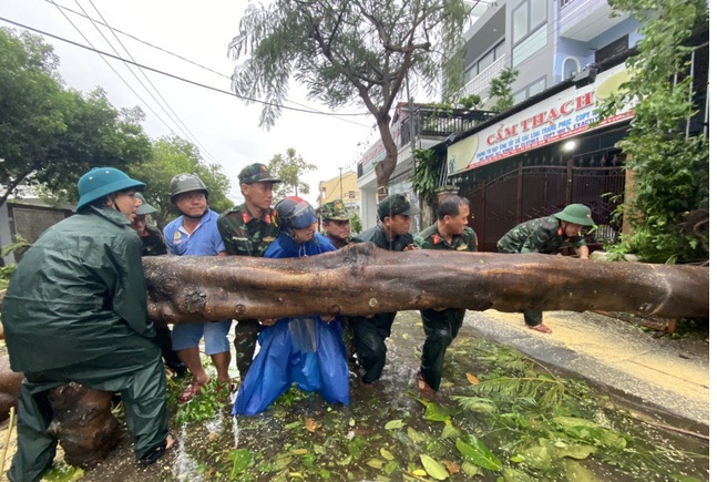 Nghĩa tình quân- dân trong vùng tâm bão Noru (cơn bão số 4)
