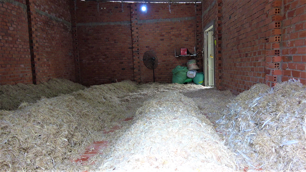 Tây Ninh: Cơ sở sơ chế lông gia cầm gây ô nhiễm trong khu dân cư