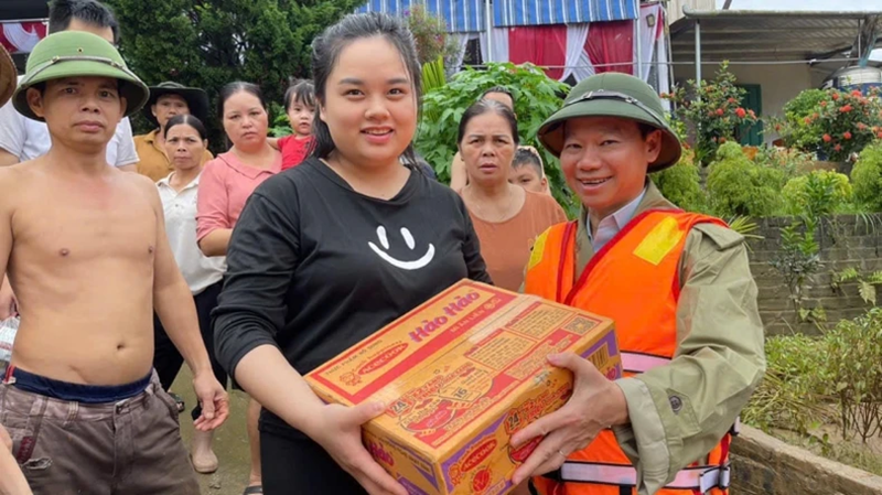 Phó Thủ tướng Lê Thành Long kiểm tra việc xả lũ tại đập Thác Bà