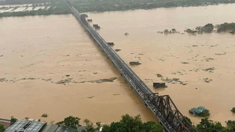 Lũ trên sông Hồng tại Hà Nội vượt báo động 2, khả năng đạt đỉnh vào trưa 11/9