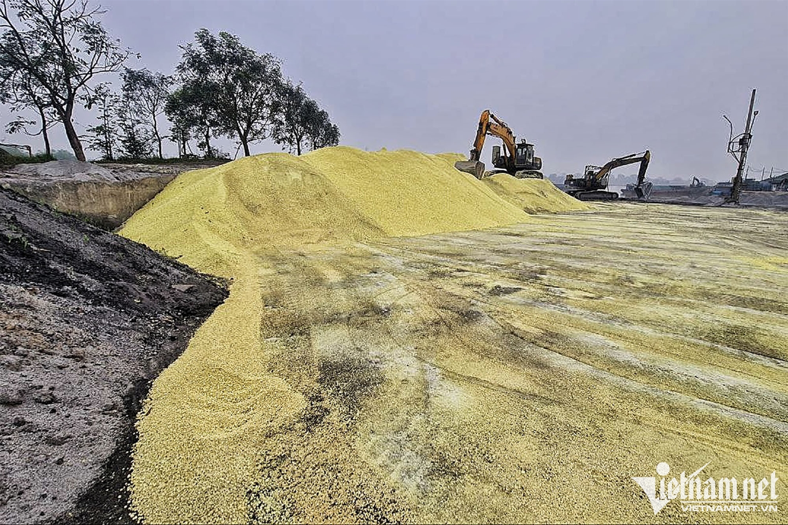 Bãi lưu huỳnh lộ thiên ngay tại Hà Nội