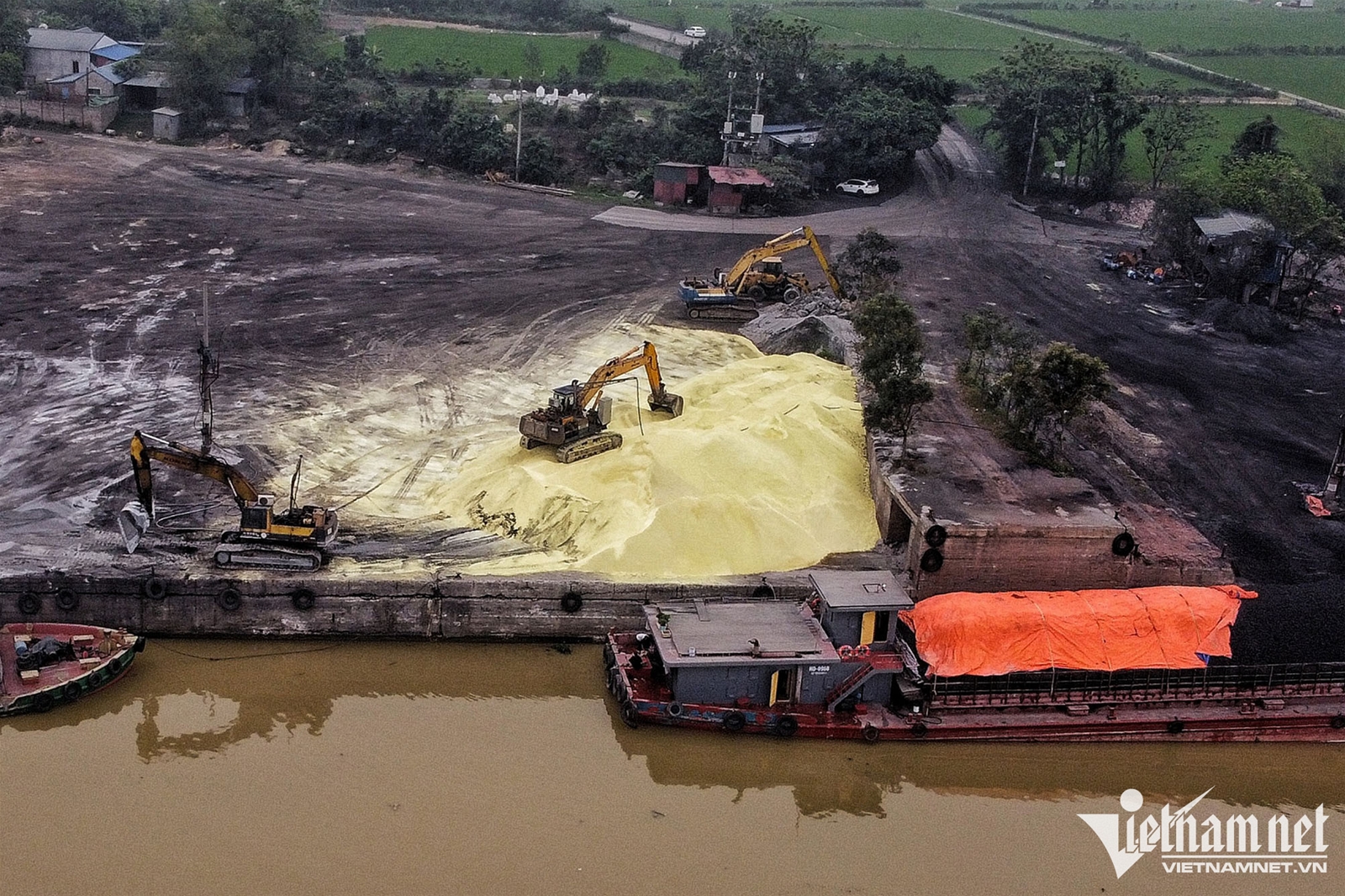 Bãi lưu huỳnh lộ thiên ngay tại Hà Nội