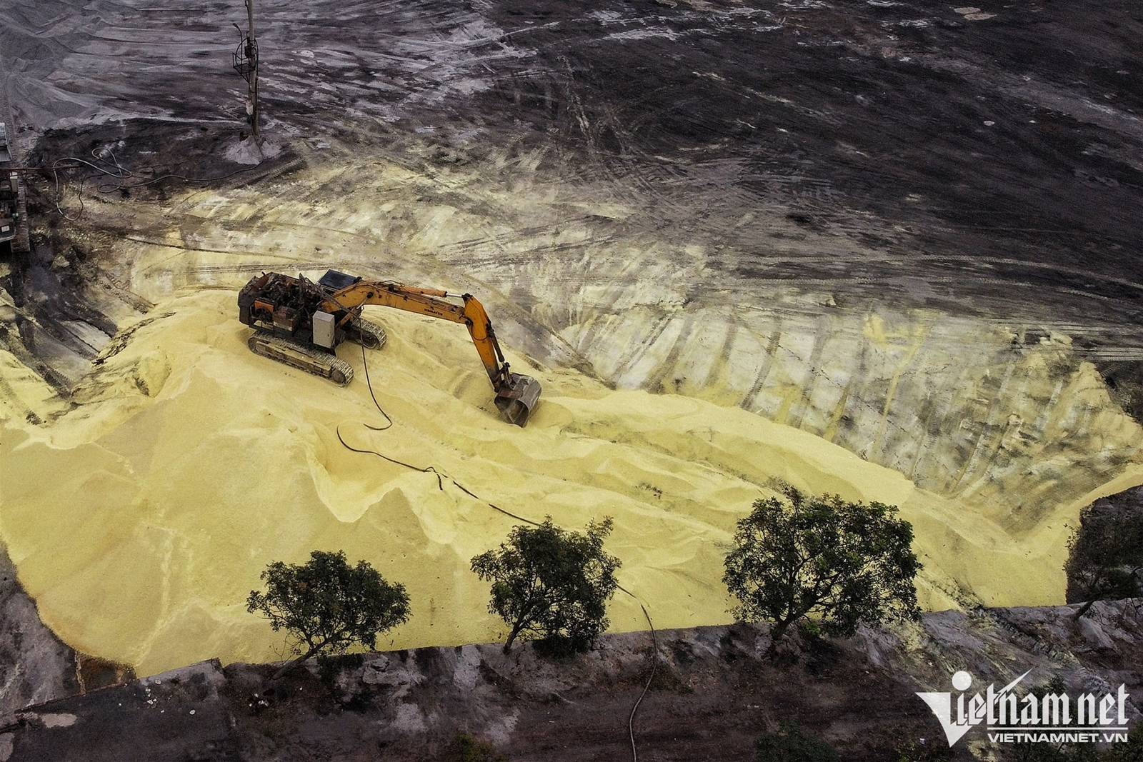 Bãi lưu huỳnh lộ thiên ngay tại Hà Nội