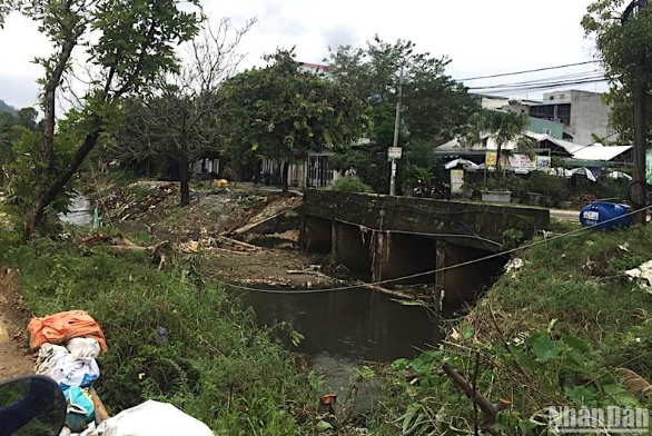 Cần sớm khắc phục sự cố nước rỉ rác tràn ra môi trường tại bãi rác lớn nhất Đà Nẵng