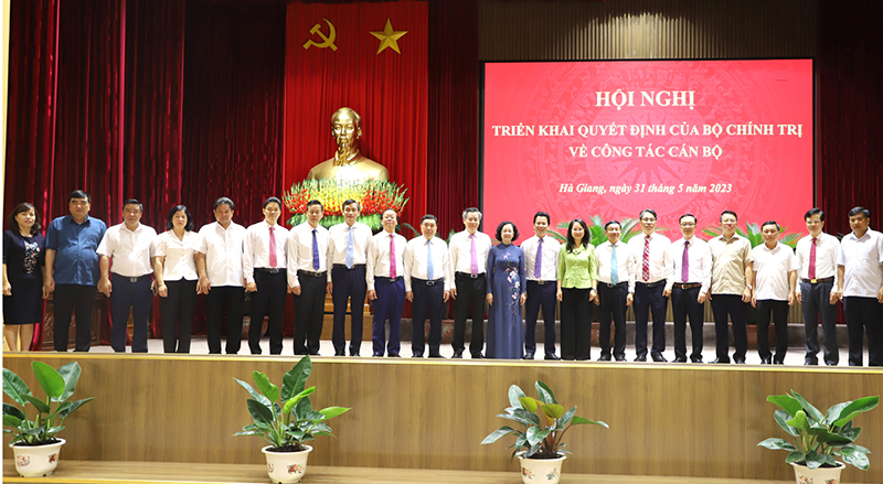 Công bố Quyết định của Bộ Chính trị về công tác cán bộ