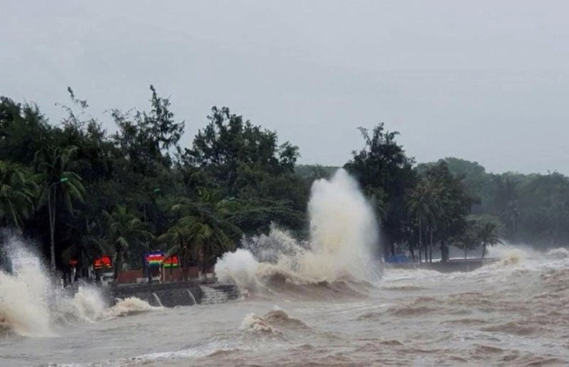 Đêm 28/11, nhiều vùng biển đề phòng sóng lớn, gió giật mạnh