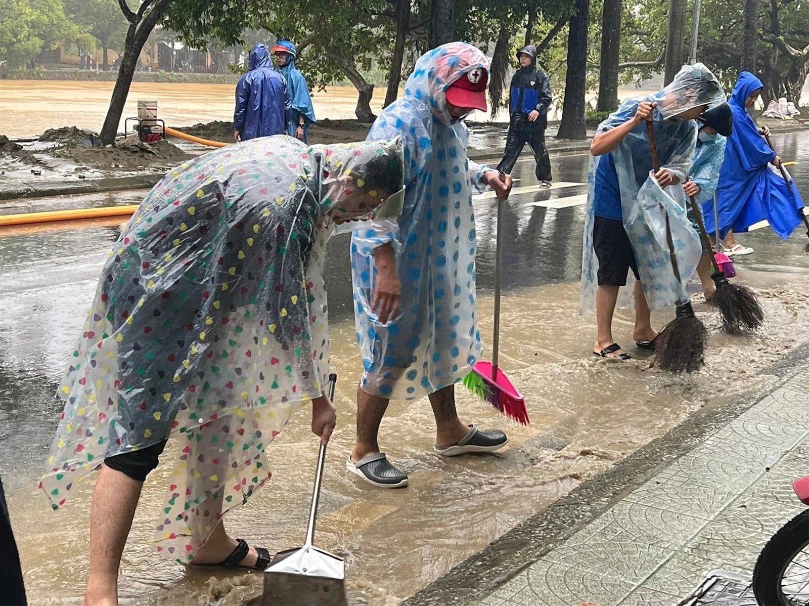 Bộ đội, thanh niên cùng giúp dân dọn bùn non sau mưa lũ