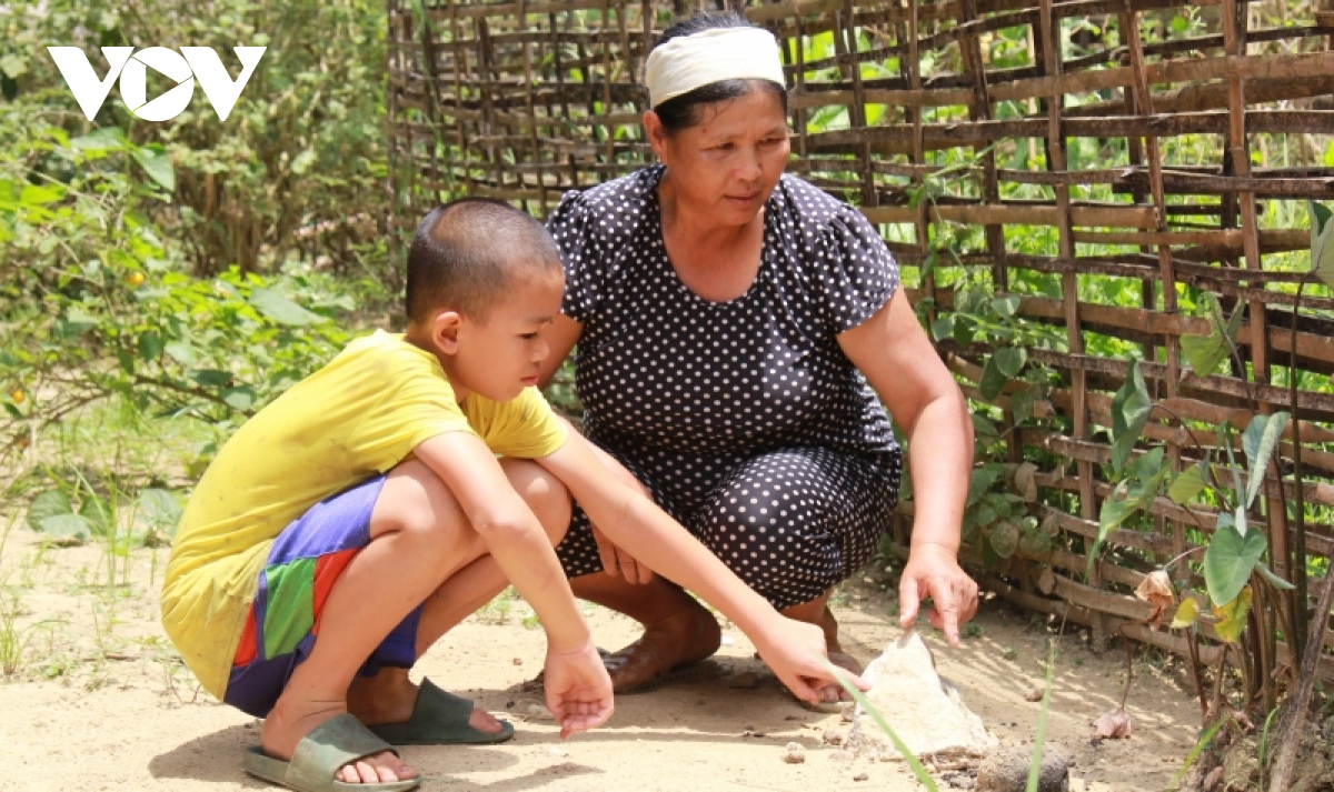 Người dân thấp thỏm sống dưới chân mỏ đá bản Nghè ở Yên Bái
