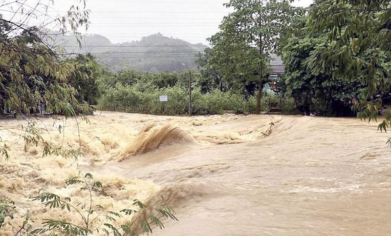 Mưa lớn gây ngập nhiều tuyến đường tại Tuyên Quang