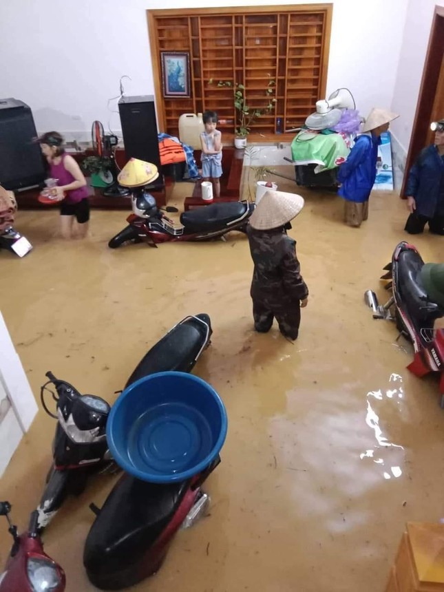 Nghệ An, Hà Tĩnh thiệt hại nặng do mưa lũ, gần 20.000 ngôi nhà ngập trong nước