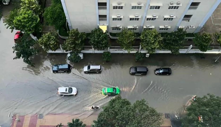 Mưa lớn kết hợp triều cường khiến Thành phố Hồ Chí Minh ngập nặng