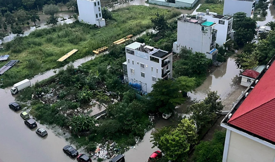 Mưa lớn kết hợp triều cường khiến Thành phố Hồ Chí Minh ngập nặng