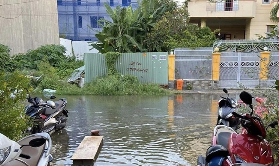 Mưa lớn kết hợp triều cường khiến Thành phố Hồ Chí Minh ngập nặng