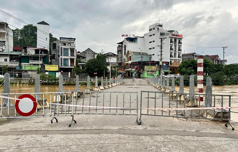 Nguyên nhân mưa lớn, biến Quảng Ninh - Hải Phòng thành biển nước mênh mông