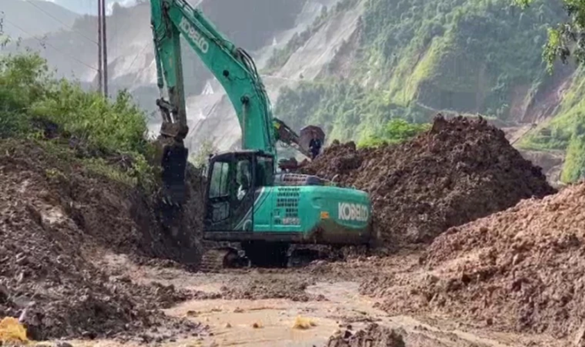 Mưa lớn gây sạt lở trên Quốc lộ 279