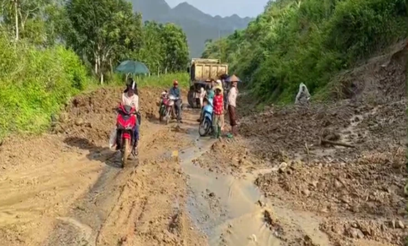 Mưa lớn gây sạt lở trên Quốc lộ 279