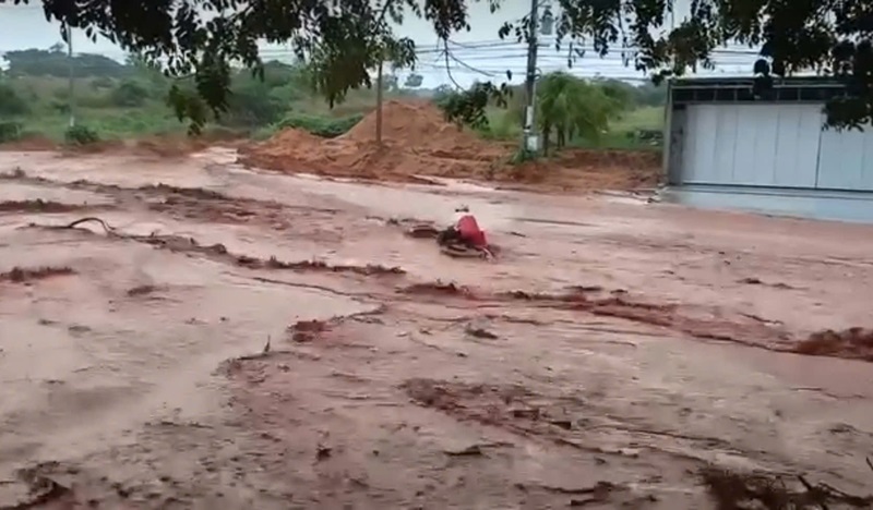 Lũ cát đỏ ào ào đổ xuống đường đi Mũi Né