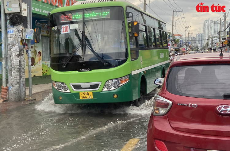 TP Hồ Chí Minh: Triều cường dâng cao, nhiều tuyến đường ngập nặng