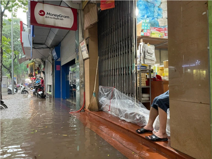 Hà Nội: Phố cổ ngập sâu, cây đổ đè taxi, ô tô 