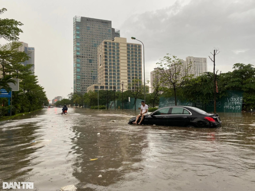 Hà Nội: Phố cổ ngập sâu, cây đổ đè taxi, ô tô 