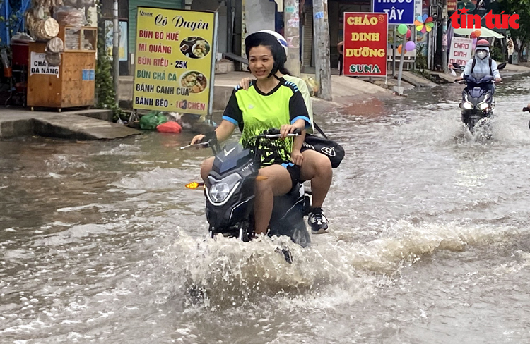 TP Hồ Chí Minh: Triều cường dâng cao, nhiều tuyến đường ngập nặng